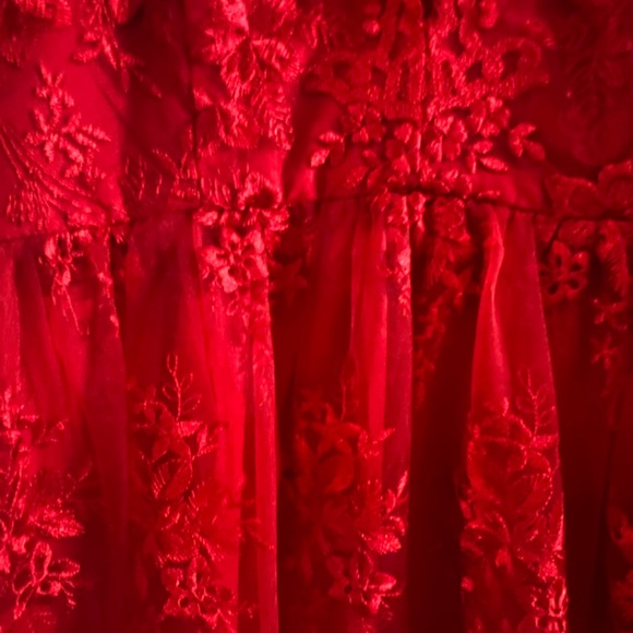 Gosh this dress is amazing but it does not fit me any longer - Picture 2 of 8